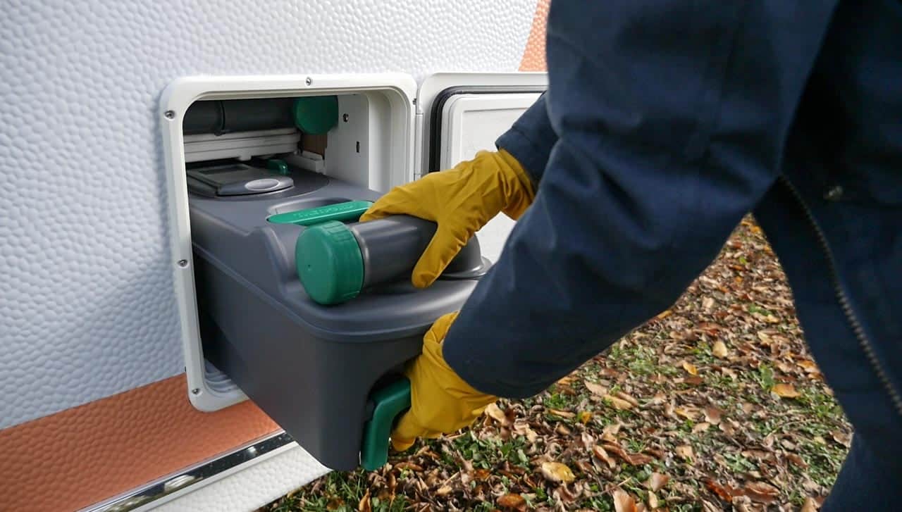 Przewodnik po toaletach kempingowych: toaleta chemiczna - jak działa, dodatki sanitarne, utylizacja