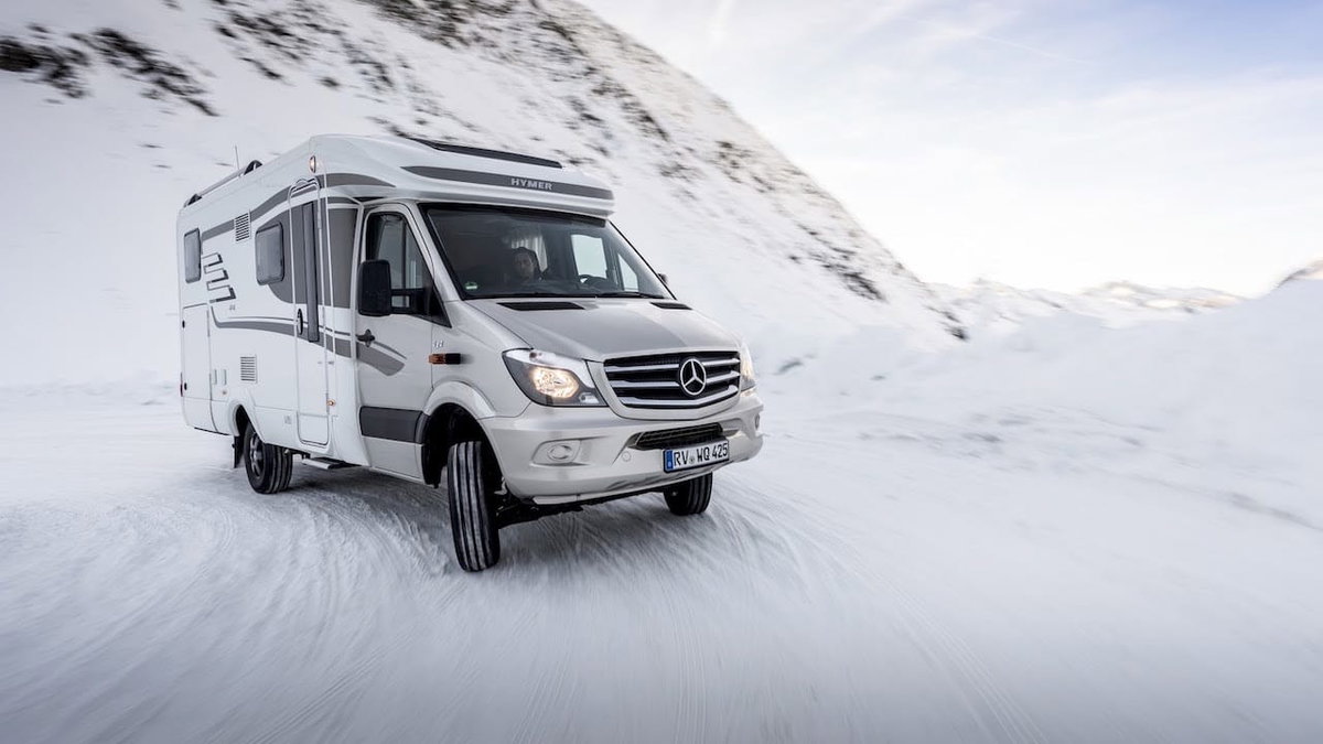 Ein Wohnmobil faehrt auf Schnee und ist fit fuers Wintercamping Foto Hymer GmbH