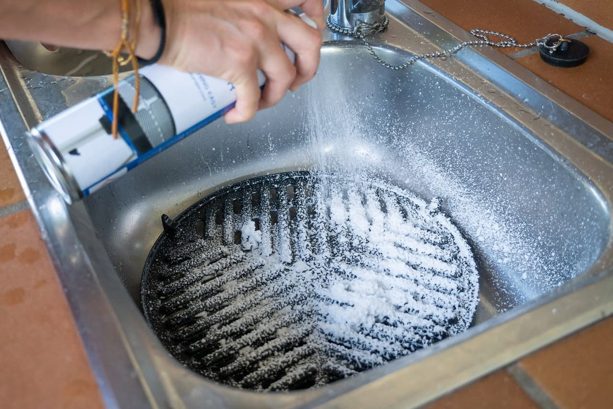 Nanoszenie sprayu czyszczącego CADAC na uporczywe zabrudzenia