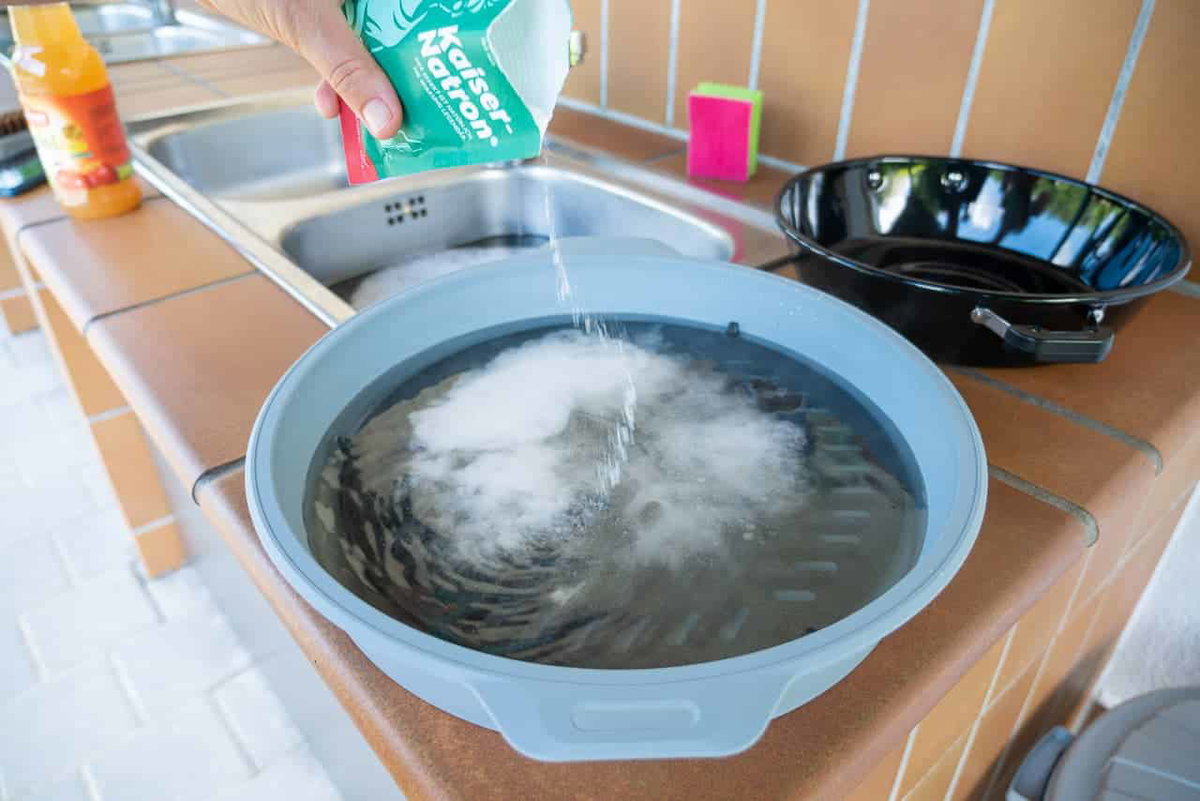 Czyszczenie brudnego rusztu grilla za pomocą sody i octu.