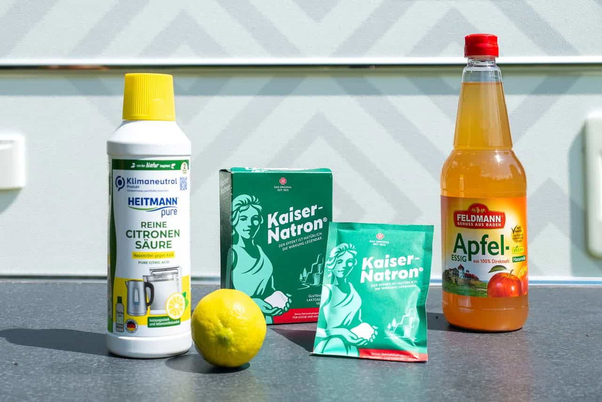 Domowe sposoby na czyszczenie grilla: soda, kwasek cytrynowy, ocet i gorąca woda na tłuszcz i przypalenia