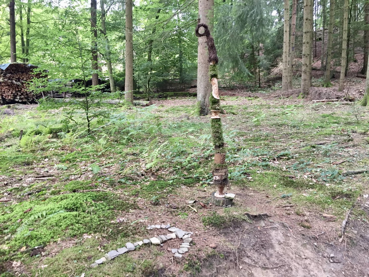 Tworzenie z naturalnych materiałów jako pomysł na zabawę dla dzieci podczas biwakowania