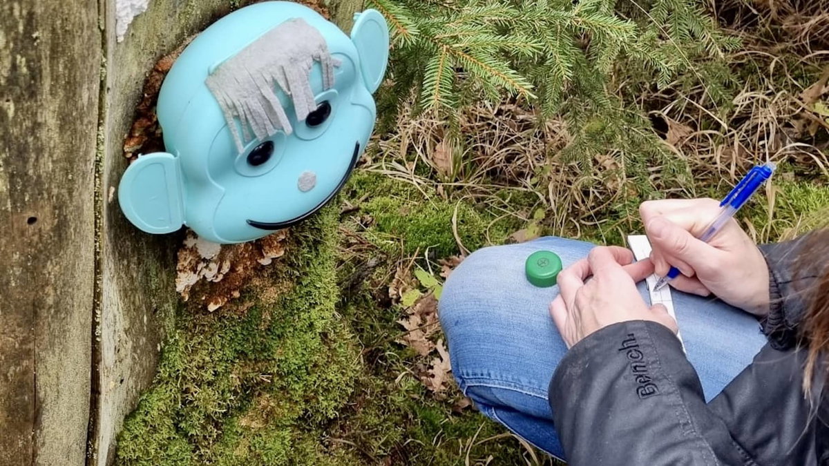 Geocaching jako gra terenowa z dziećmi podczas biwakowania