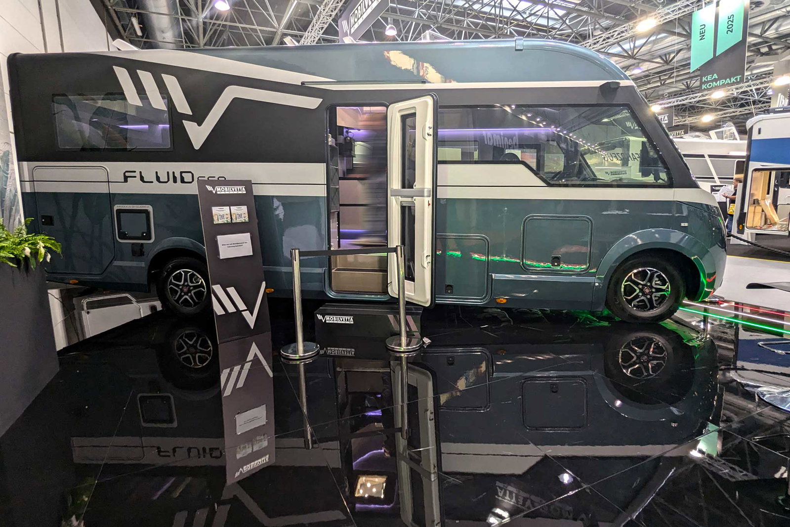 Mobilvetta Fluideen - Innowacyjny projekt 2024 z panoramicznym szyberdachem i przyciemnianymi oknami