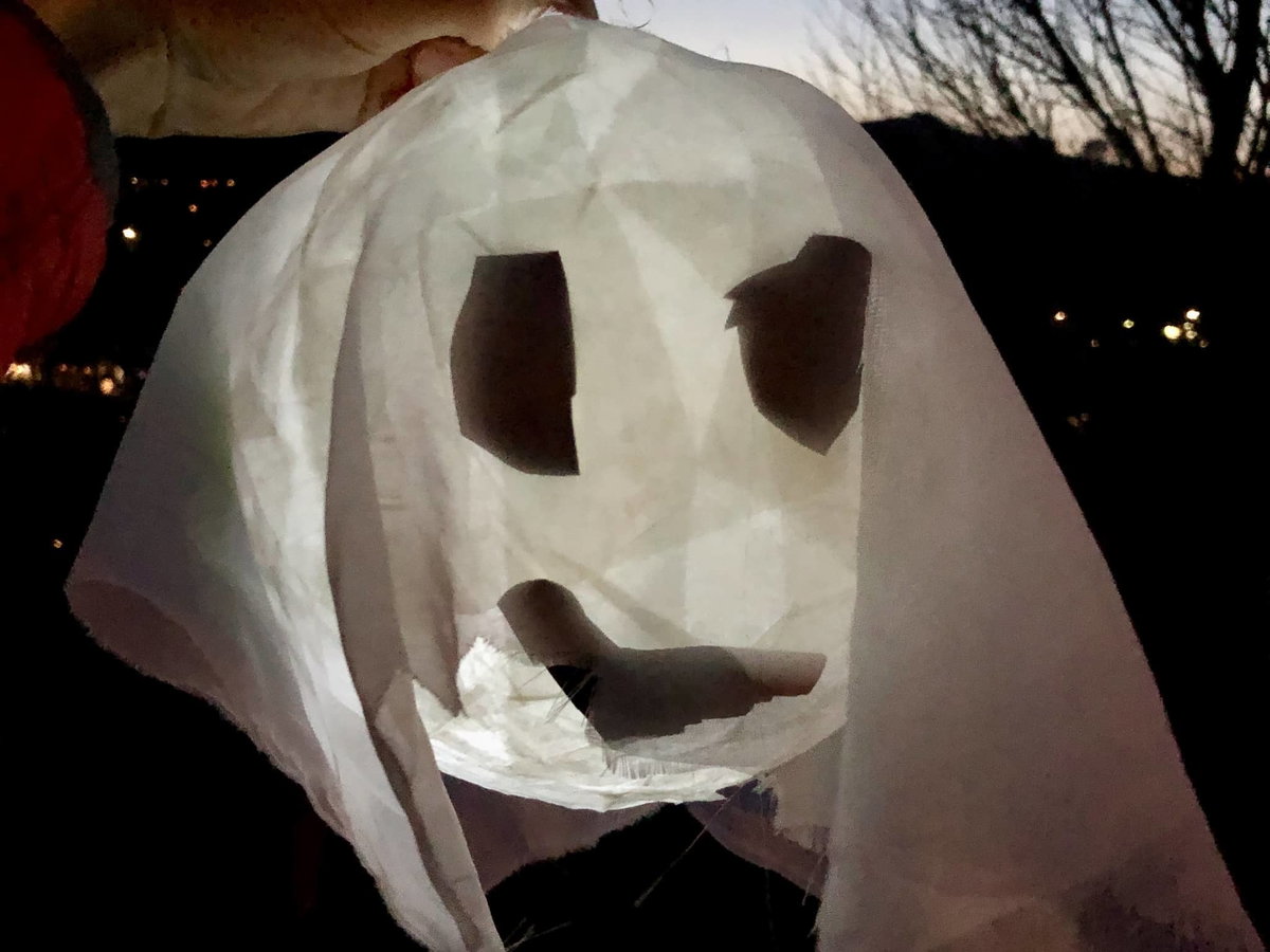 Duchy podczas nocnej wędrówki z dziećmi