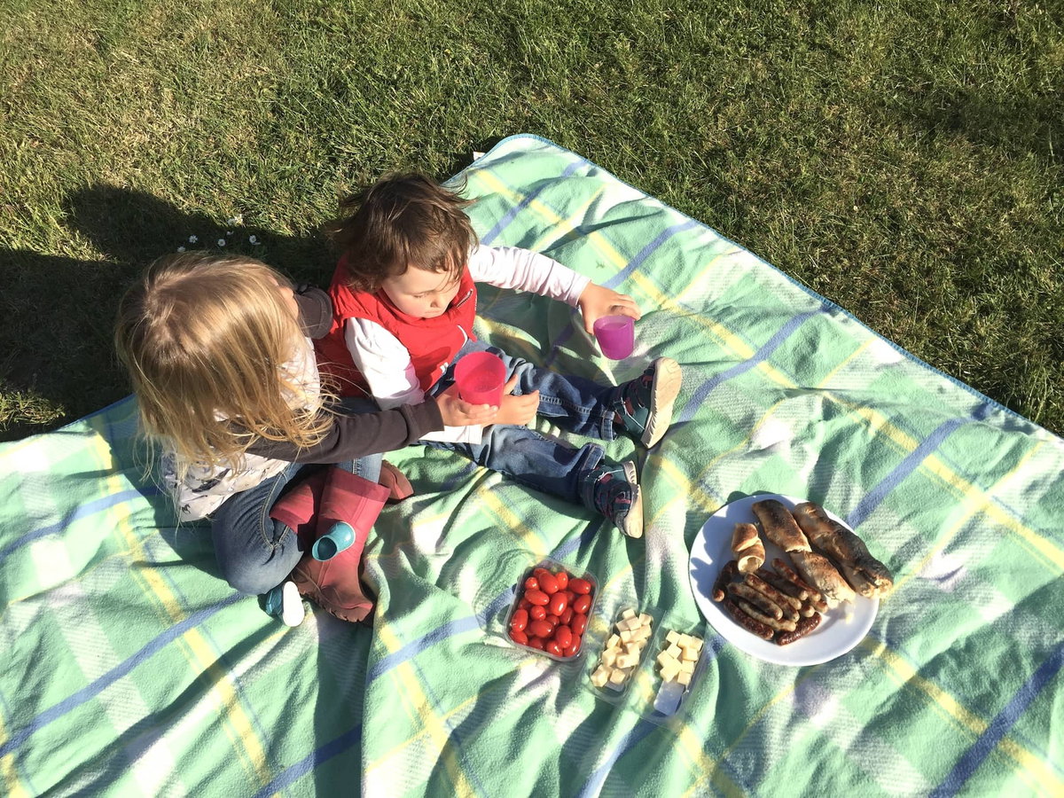 Piknik jako aktywność na świeżym powietrzu podczas biwakowania z dziećmi