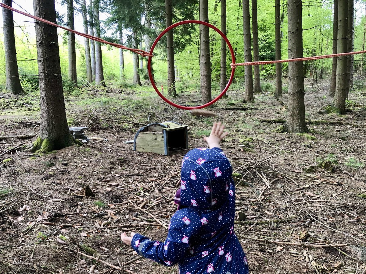 Rzucanie szyszkami jodły jako gra dla dzieci na świeżym powietrzu