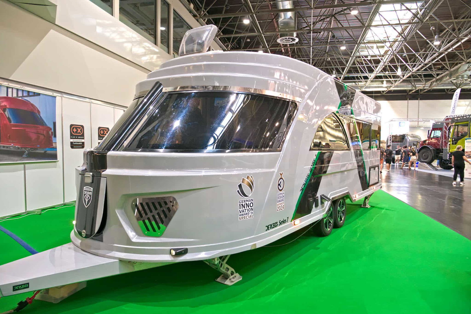 Derubis Series 7 (2025): Luksusowa przyczepa kempingowa z nadwoziem typu monocoque i oświetleniem otoczenia