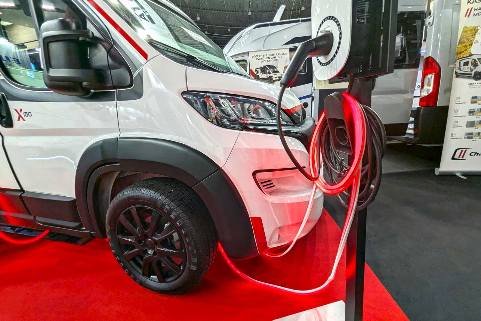 Challenger ElectriX X150 & X250 (2025): rewolucyjny dwumodalny kamper elektryczny o zasięgu około 900 km.