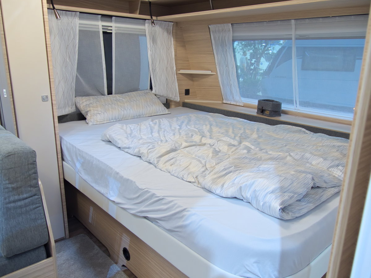 Fendt Bianco Activ 560 SKM (2027) na Caravan Salon 2026: francuskie łóżko podwójne.