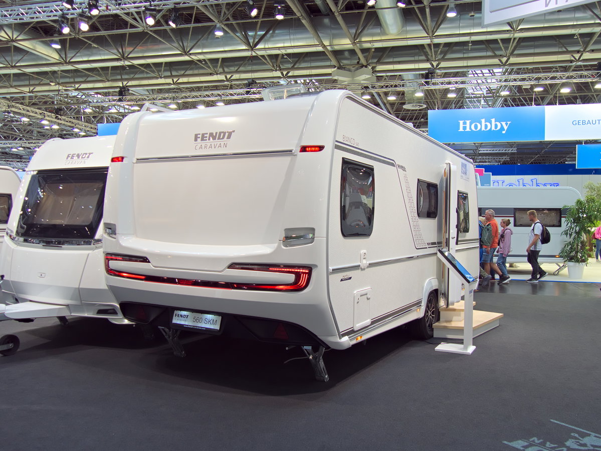 Fendt Bianco Activ 560 SKM (2027) na Caravan Salon 2026: widok z tyłu.