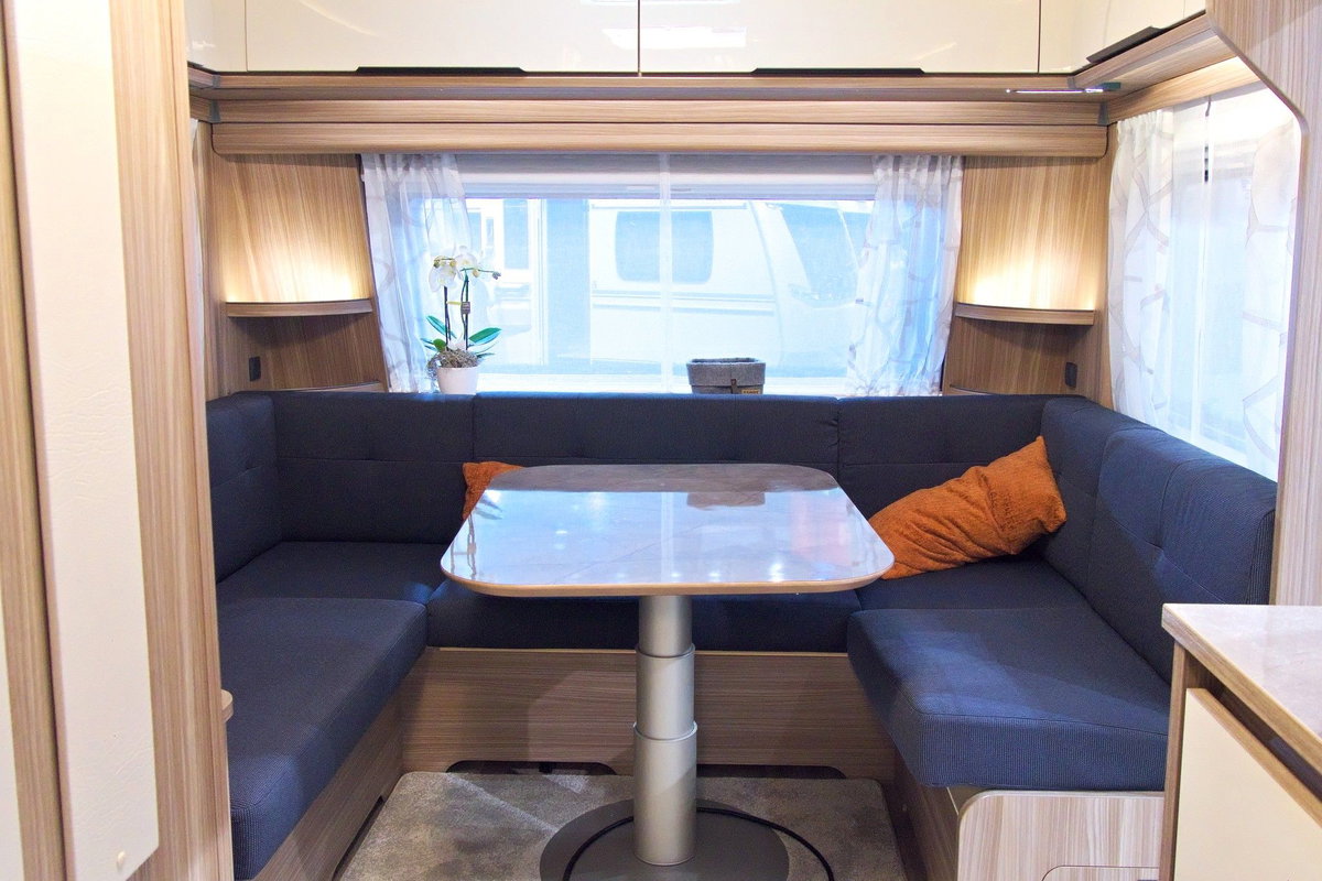 Fendt Tendenza 560 SFDW na Caravan Salon 2026: przestronna strefa siedząca w dziobie.