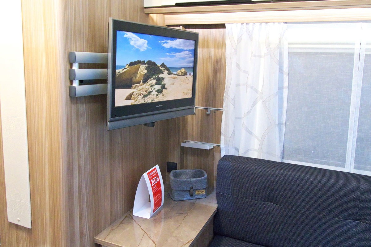 Fendt Tendenza 560 SFDW na Caravan Salon 2026: telewizor przy siedzisku.