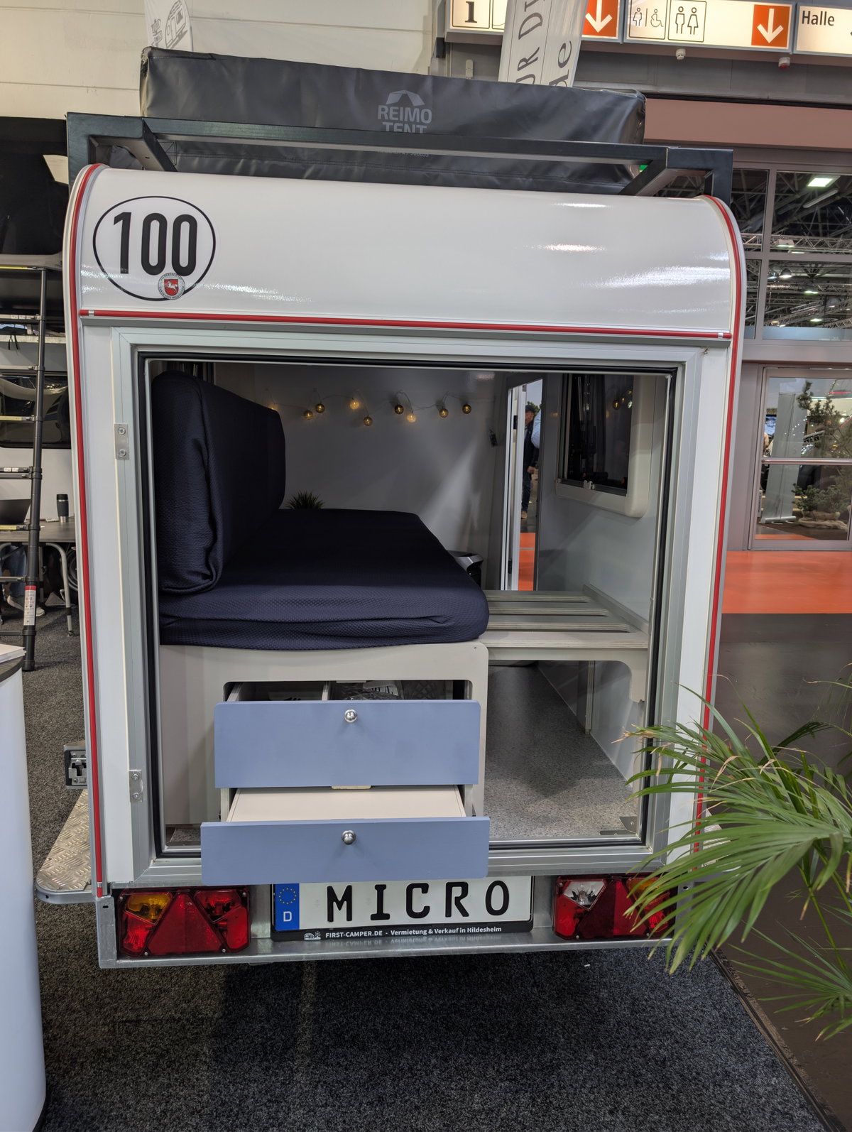 First Camper Micro: ausziehbare Außenküche unter der Sitzgruppe