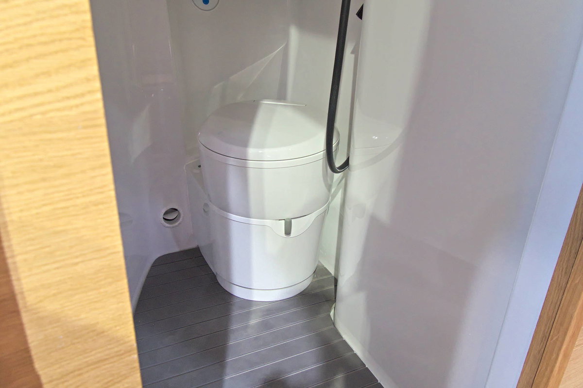 Karoo Wohnwagen (2027) auf dem Caravan Salon 2026: Toilette.