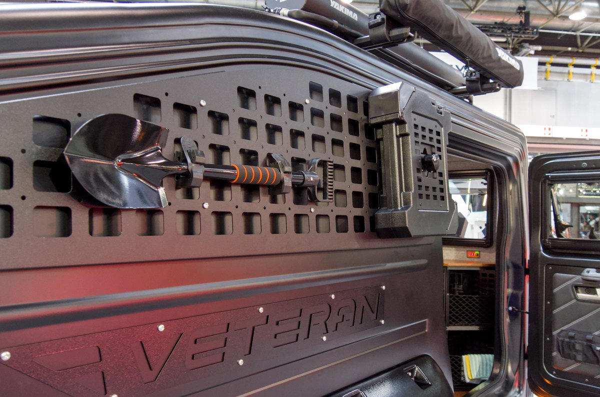 Lidu Veteran 350 – blacha perforowana ze składaną łopatą i kanistrem rezerwowym