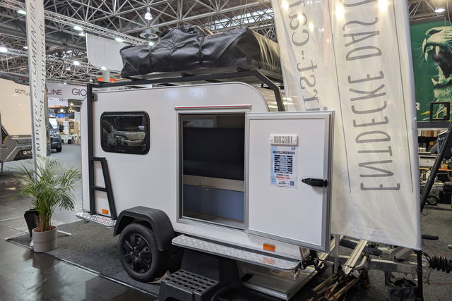 299 Kilo pustej wagi i kuchnia pod kanapą: Ta mini-przyczepa kempingowa da się dopasować do twoich potrzeb