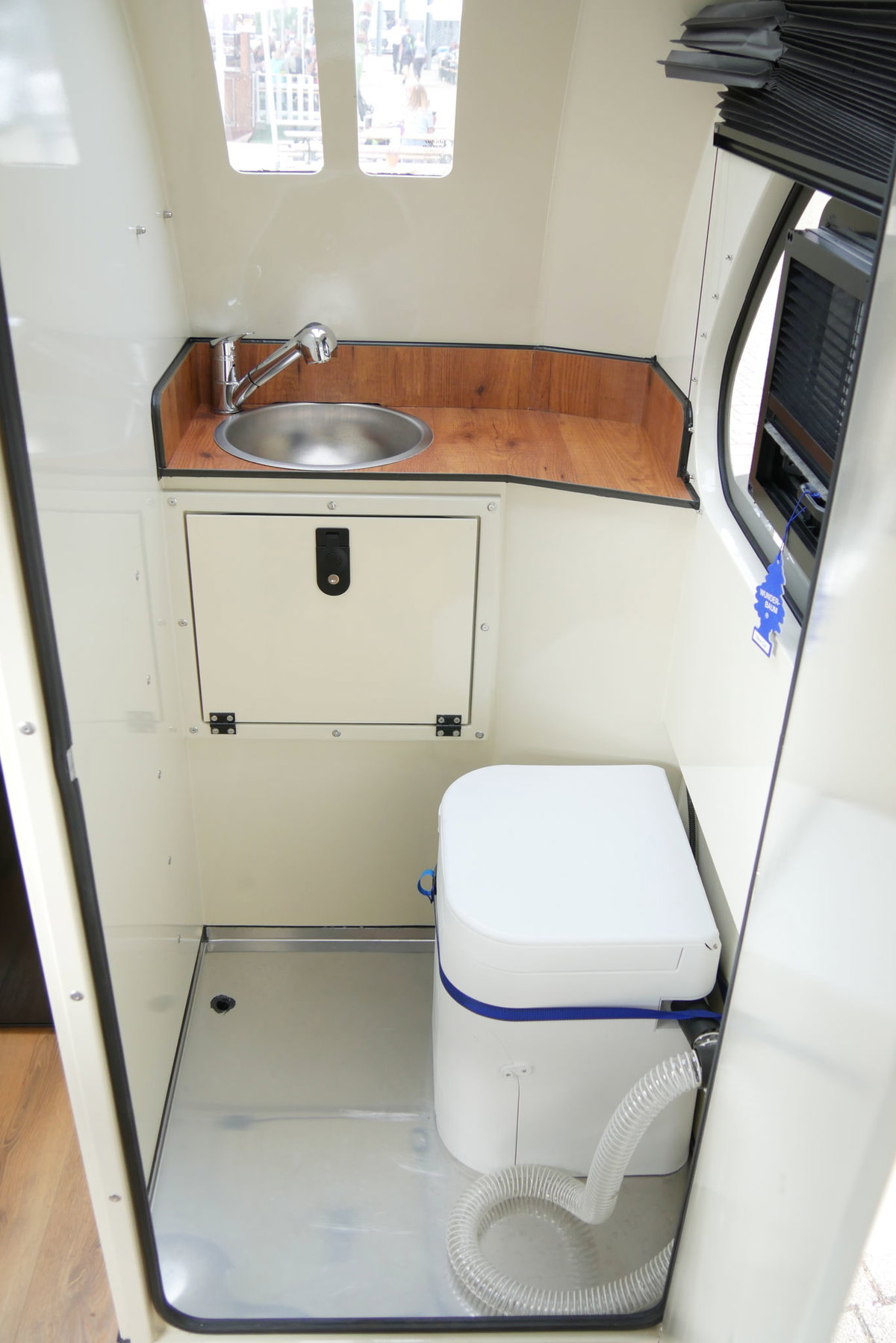 Raptor XC (3. Gen.) auf der Caravan live 2026 in Freiburg: Bad mit Toilette und Waschbecken.