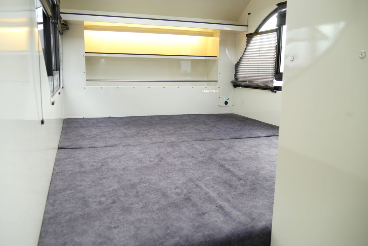 Raptor XC (3. Gen.) auf der Caravan live 2026 in Freiburg: Doppelbett im Slide-Out.