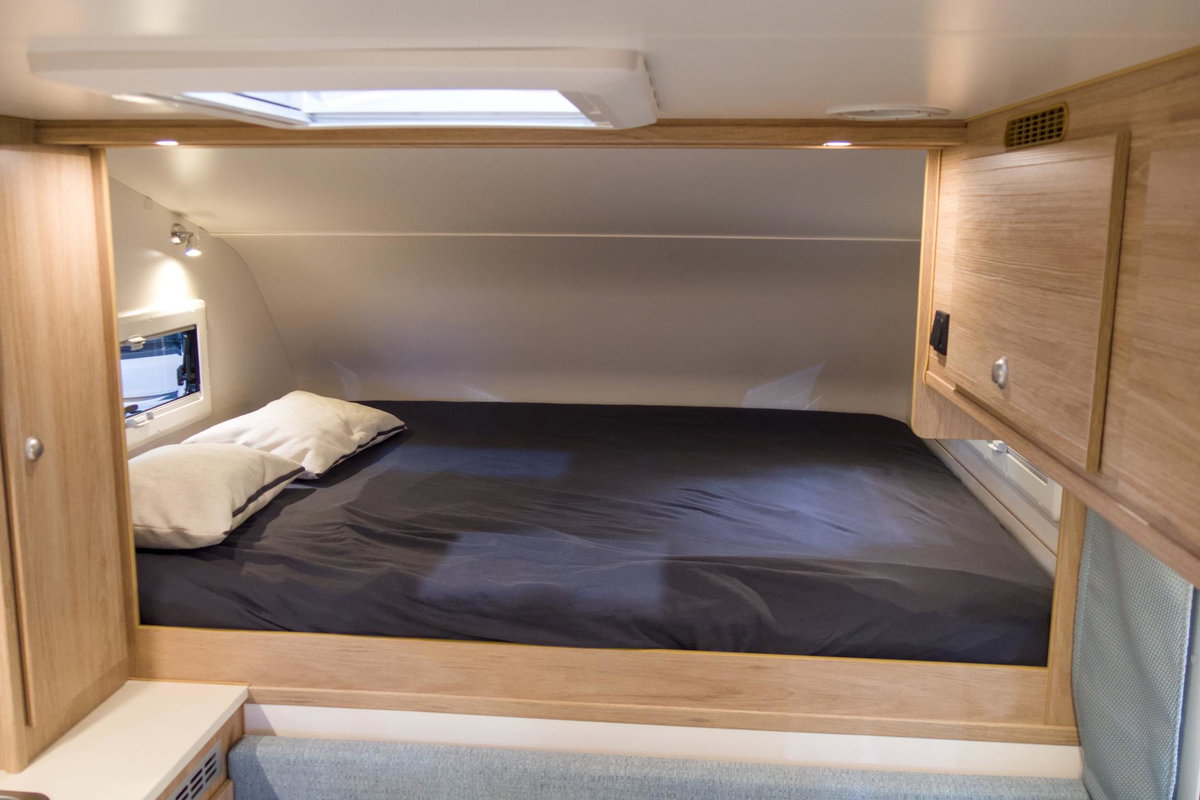 Tischer 200 Superlight auf dem Caravan Salon 2026: Bett im Alkoven.