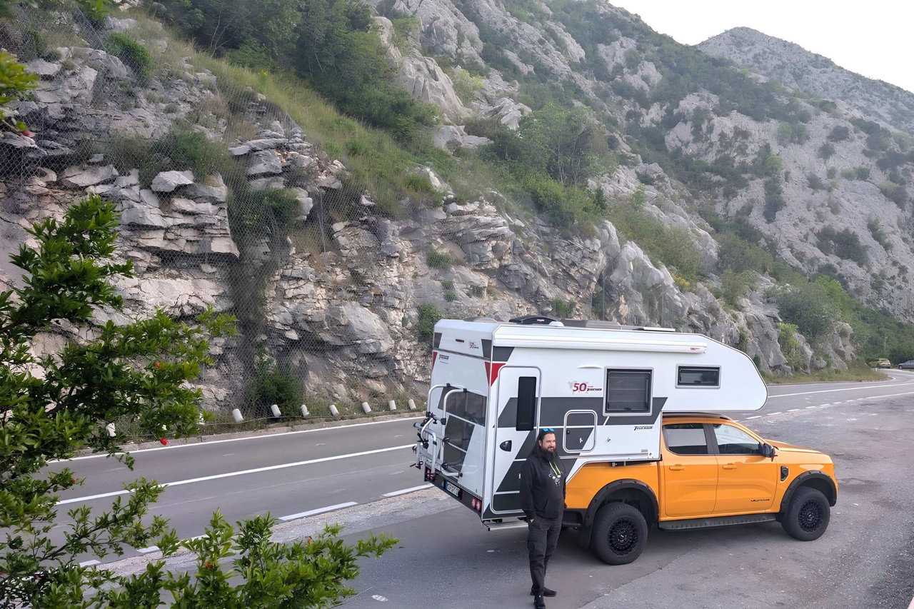 Pick-up zamiast kampera: jak manufaktura od 50 lat buduje zabudowy dla offroadowych campingowców