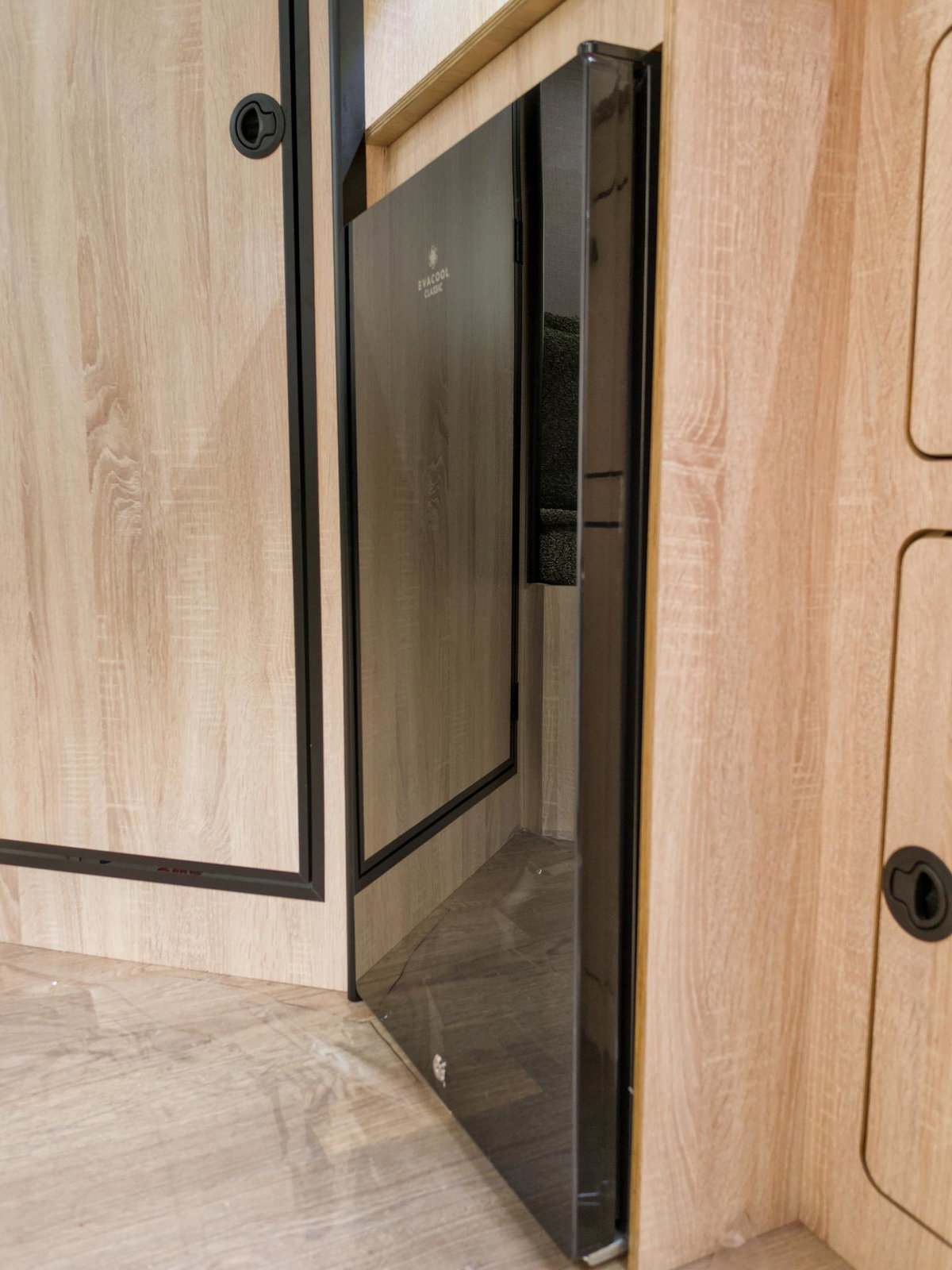 Tosbiq TK 240 Küche mit 90-Liter-Kühlschrank