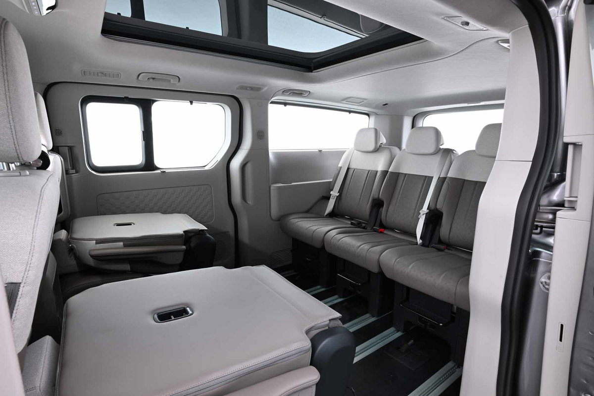 Wnętrze transportera elektrycznego Kia PV7